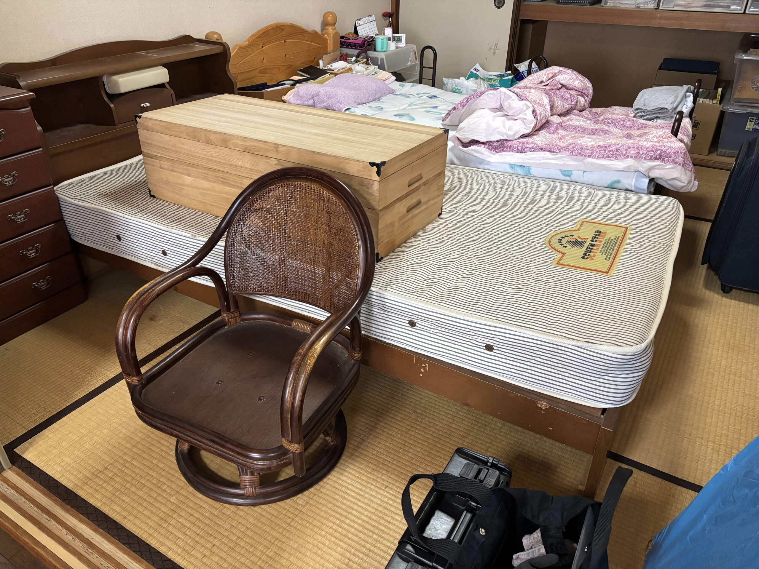 不用品（ベッド・籐椅子・木箱）回収の回収事例before