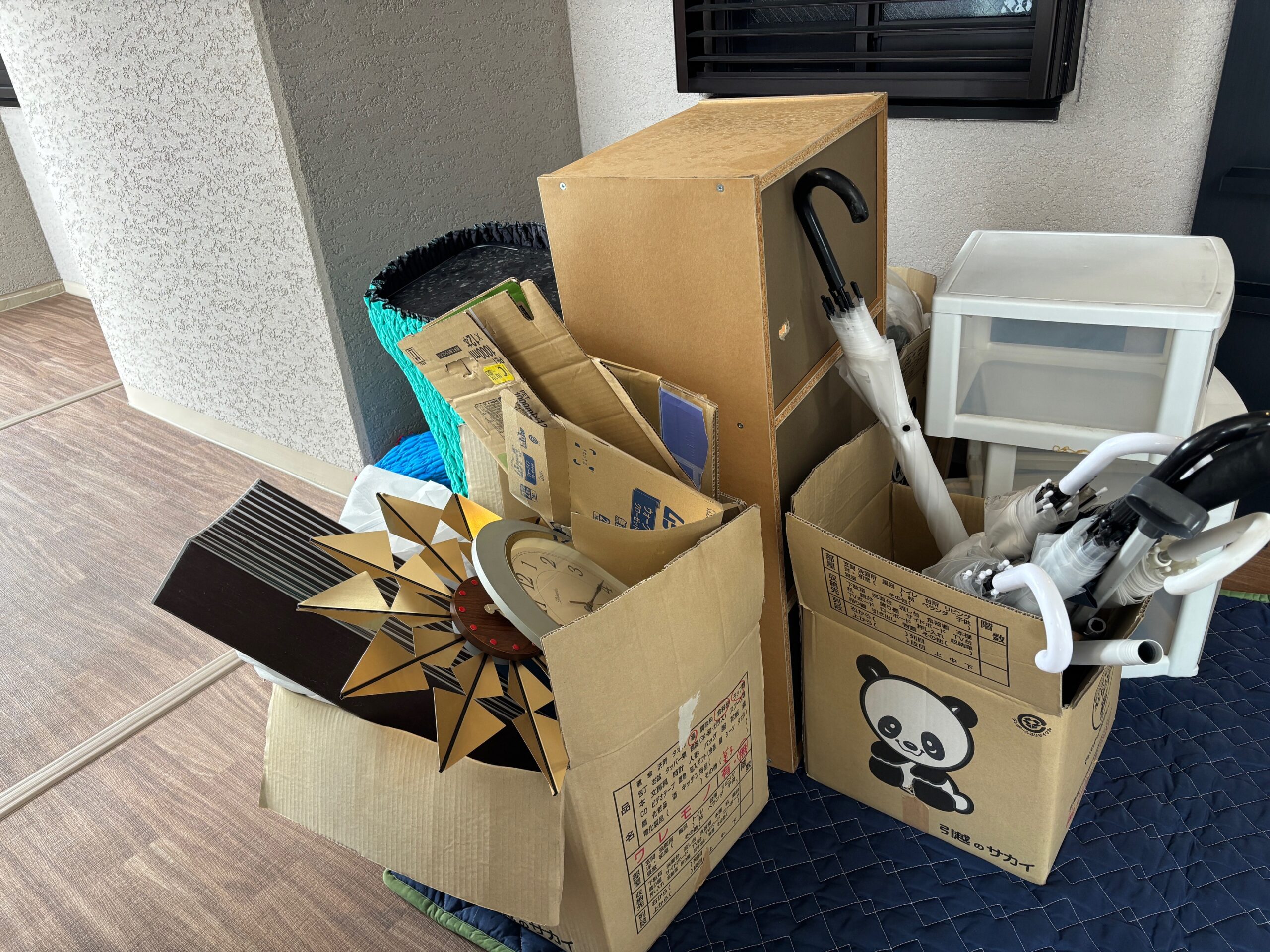 粗大ごみ（収納ボックス・掛け時計など）回収の回収事例before